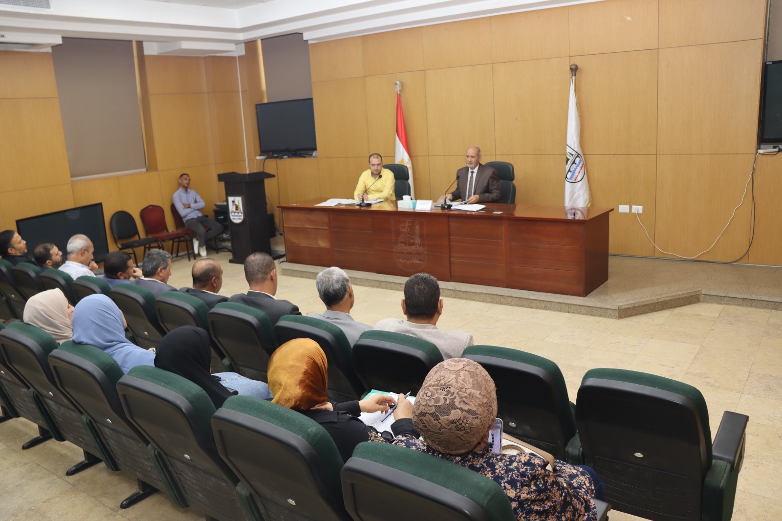 السكرتير العام يحتمع مع لجنة المنشآت الآيلة للسقوط